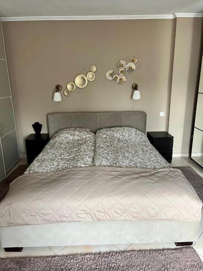 Budapest Airport Smiley House Gyal Ngoại thất bức ảnh