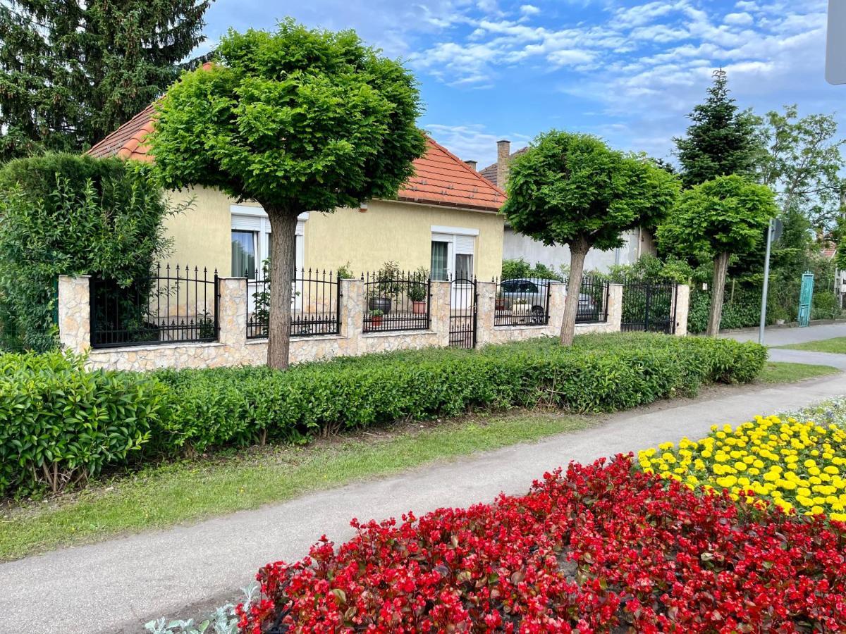 Budapest Airport Smiley House Gyal Ngoại thất bức ảnh