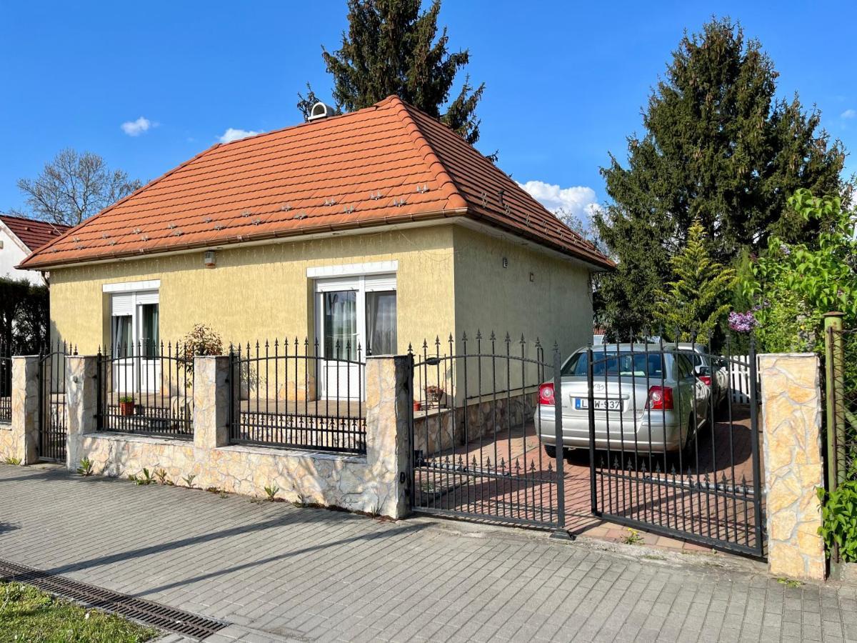 Budapest Airport Smiley House Gyal Ngoại thất bức ảnh