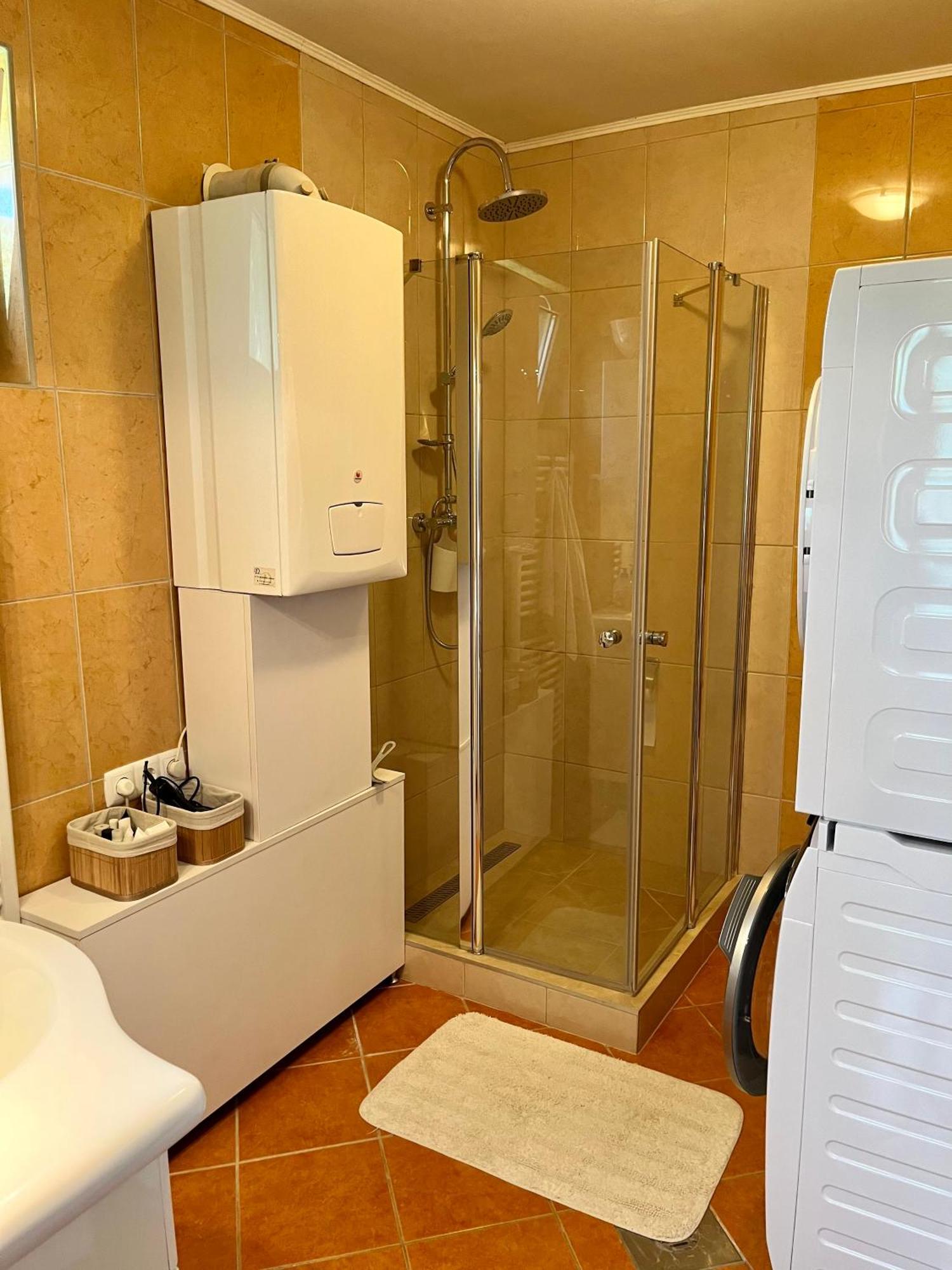 Budapest Airport Smiley House Gyal Ngoại thất bức ảnh