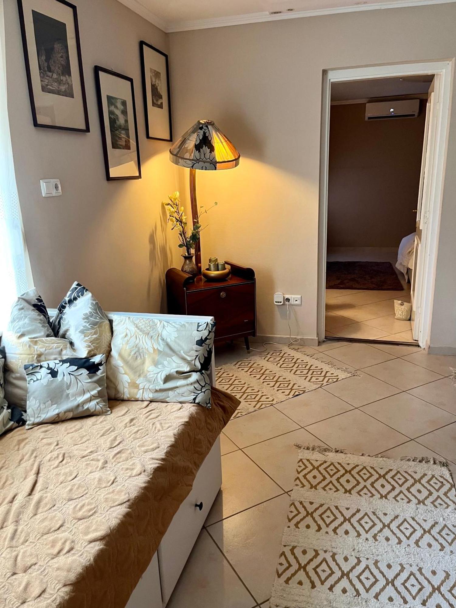 Budapest Airport Smiley House Gyal Ngoại thất bức ảnh