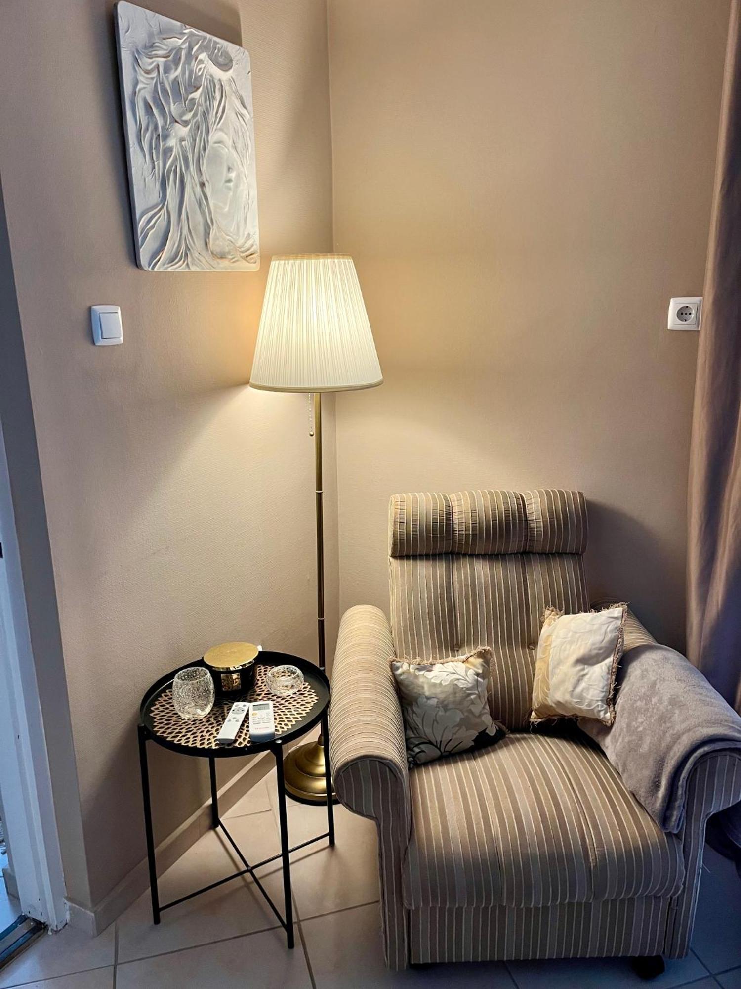 Budapest Airport Smiley House Gyal Ngoại thất bức ảnh