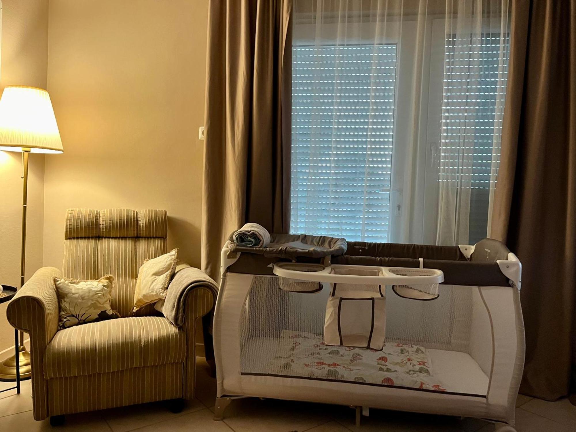 Budapest Airport Smiley House Gyal Ngoại thất bức ảnh