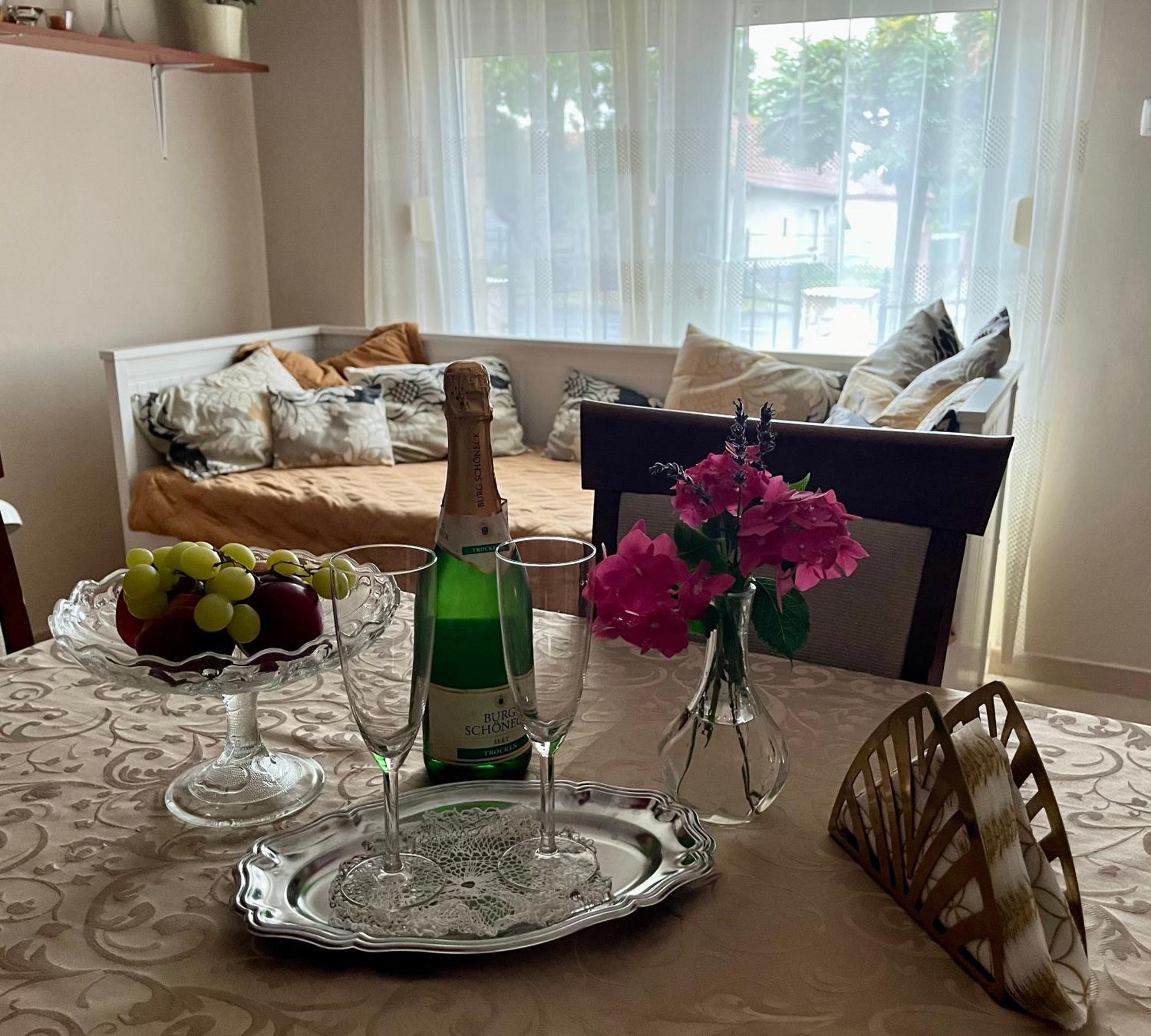 Budapest Airport Smiley House Gyal Ngoại thất bức ảnh